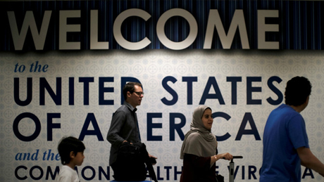 Hành khách đi ngang qua biển đón chào tại sân bay Washington Dulles, bang Virginia, Mỹ.