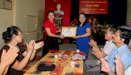 Đại diện Hội Chữ thập đỏ thành phố Yên Bái trao giấy khen đột xuất cho bà Nguyễn Thị Huệ.
