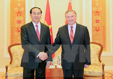 Chủ tịch nước Trần Đại Quang hội kiến Thủ tướng Cộng hòa Belarus Andrei Kobyakov.