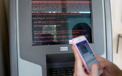 Thông điệp đòi tiền chuộc xuất hiện trên màn hình cây rút tiền của ngân hàng thuộc sở hữu nhà nước Ukraine Oschadbak.