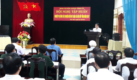 Đồng chí Nguyễn Minh Tuấn - Trưởng ban Tuyên giáo Tỉnh ủy phát biểu tại Hội nghị.