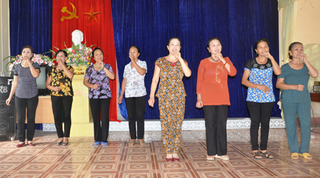 Phụ nữ phường Nguyễn Phúc, thành phố Yên Bái tập luyện văn nghệ.


