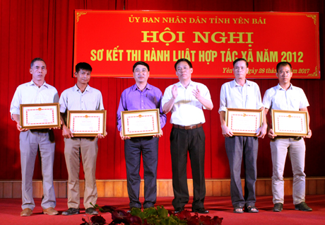 Đồng chí Nguyễn Văn Khánh - Phó chủ tịch UBND tỉnh trao bằng khen của UBND tỉnh cho các tập thể có thành tích xuất sắc.