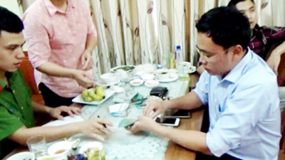 Nhà báo Lê Duy Phong bị bắt quả tang khi nhận tiền của doanh nghiệp.