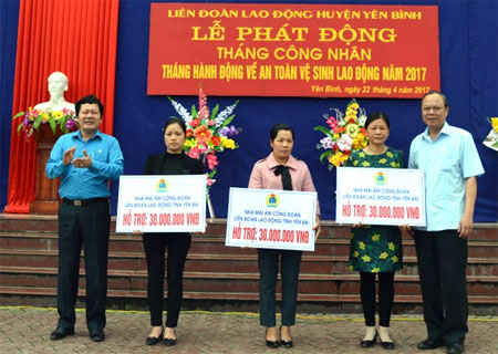 Chủ tịch Liên đoàn Lao động tỉnh Vương Văn Bằng (bên trái) trao hỗ trợ “Mái ấm công đoàn” cho đoàn viên có hoàn cảnh đặc biệt khó khăn nhân Tháng Công nhân năm 2017.