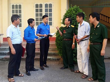 Các cựu chiến binh Đảng ủy Khối Doanh nghiệp tỉnh trao đổi  về công tác tuyên truyền, giáo dục truyền thống yêu nước với đoàn viên thanh niên.
