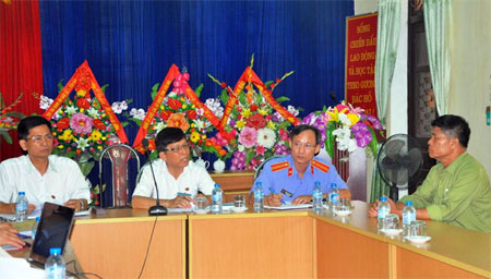 Cán bộ, lãnh đạo Tòa án nhân dân tỉnh và Viện Kiểm sát nhân dân tỉnh trả lời kiến nghị của ông Phạm Hồng Thái (bên phải).
