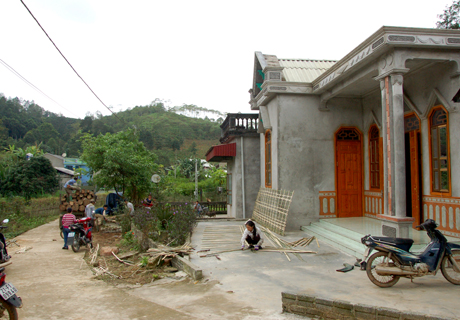 Đường ở các thôn được cứng hóa, bộ mặt nông thôn xã Hưng Khánh ngày một khang trang. Ảnh MQ