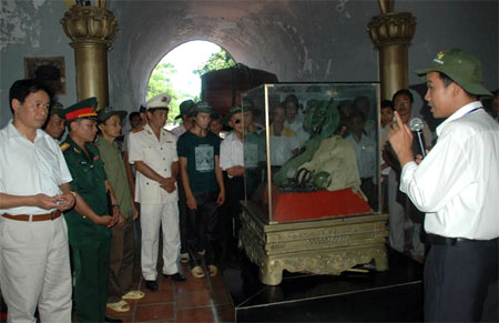 Thân nhân các gia đình liệt sỹ tỉnh Yên Bái thăm Thành cổ Quảng trị.