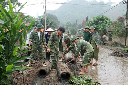 Tuổi trẻ LLVT huyện Văn Yên giúp dân tu sửa đường giao thông nông thôn.