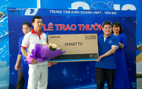 Ông Đỗ Trí Dũng - Phó Giám đốc Trung tâm Kinh doanh VNPT - Vinaphone Yên Bái trao thưởng cho khách hàng trúng giải Nhất ở thành phố Yên Bái.