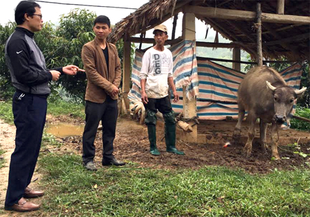 Lãnh đạo xã Đông An kiểm tra các mô hình phát triển kinh tế trên địa bàn.