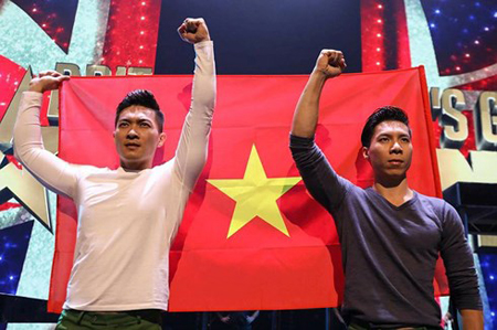 Quốc Cơ - Quốc Nghiệp giương cao lá cờ Việt Nam tại Tìm kiếm Tài năng Anh 2018.