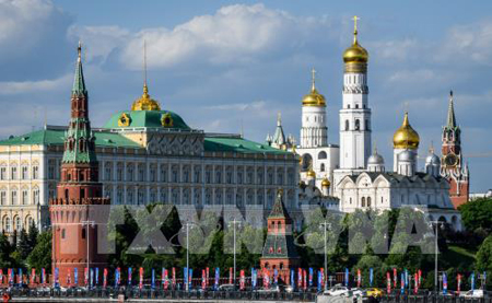 Cây cầu được trang trí với cờ World Cup ở thủ đô Moskva, Nga ngày 30/5.