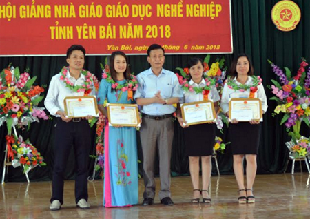 Đại diện Ban Tổ chức trao giải Nhất cá nhân cho giáo viên có thành tích xuất sắc.