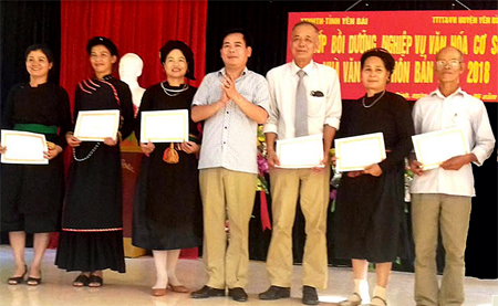 Nghệ sỹ ưu tú Trần Văn Tuấn - Phó Giám đốc Trung tâm Văn hóa & Thông tin tỉnh Yên Bái trao giấy chứng nhận cho các học viên.