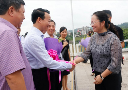 Lãnh đạo UBND huyện Hà Khẩu (Vân Nam, Trung Quốc) đón tiếp đồng chí Đỗ Đức Duy - Chủ tịch UBND tỉnh Yên Bái.