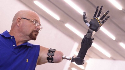 Cánh tay robot này hoàn toàn khác với những cánh tay robot thông thường bởi nó có thể điều khiển được bằng trí não.