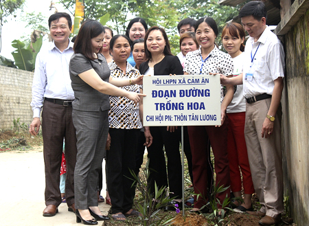 Lãnh đạo Hội Phụ nữ tỉnh trao biển “Đoạn đường trồng hoa” cho Chi hội Phụ nữ thôn Tân Lương, xã Cảm Ân, huyện Yên Bình.