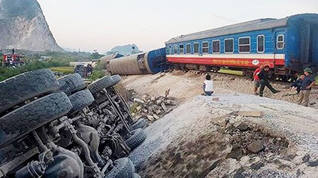 Hiện trường vụ tai nạn đường sắt nghiêm trọng tại Thanh Hóa