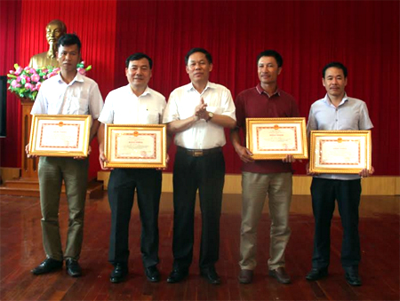Đồng chí Nguyễn Văn Khánh – Phó Chủ tịch UBND tỉnh tặng bằng khen cho các tập thể, cá nhân có thành tích xuất sắc trong công tác quản lý, sản xuất, chế biến, kinh doanh chè năm 2017.