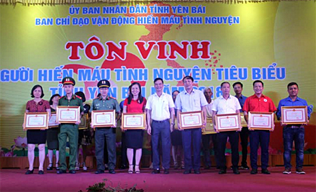 Đồng chí Dương Văn Tiến  - Phó Chủ tịch UBND tỉnh trao Bằng khen của UBND tỉnh cho các cá nhân có đóng góp trong công tác tuyên truyền vận động và HMTN.