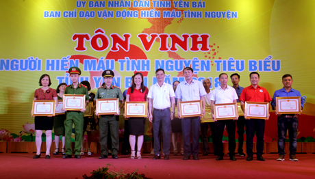 Đồng chí Dương Văn Tiến  - Phó Chủ tịch UBND tỉnh trao Bằng khen của UBND tỉnh cho các cá nhân có đóng góp trong công tác tuyên truyền vận động và HMTN.
