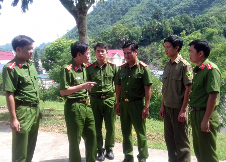 Lãnh đạo Công an tỉnh thăm, kiểm tra tổ tăng cường cơ sở xây dựng Phong trào “Toàn dân BVANTQ” tại xã Khánh Hòa, huyện Lục Yên.