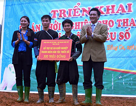 Lãnh đạo Hội Doanh nhân trẻ tham gia trồng cây gáo vàng nằm trong Dự án khởi nghiệp thanh niên dân tộc thiểu số tại xã Hồng Ca, huyện Trấn Yên.