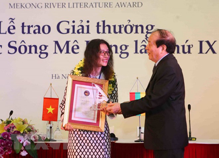 Nhà thơ Hữu Thỉnh, Chủ tịch Hội Nhà văn Việt Nam trao thưởng cho tác giả đạt Giải thưởng Văn học sông Mekong lần thứ 9.