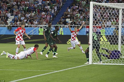 Nigeria bị thủng lưới sau pha phối hợp đá phạt góc tinh quái của Croatia.