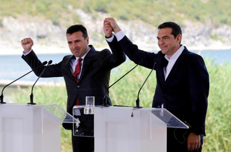 Thủ tướng Macedonia Zoran Zaev (trái) và Thủ tướng Hy Lạp Alexis Tsipras (phải) trong lễ ký thỏa thuận ngày 17/6.