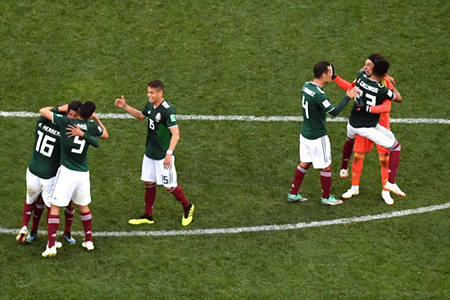 ĐT Mexico ăn mừng chiến thắng.
