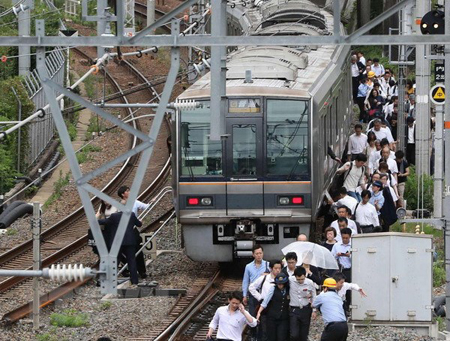 Hành khách sơ tán khỏi tàu hỏa sau trận động đất tại Osaka, Nhật Bản ngày 18/6.