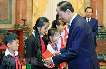 Chủ tịch nước Trần Đại Quang tặng quà cho các trẻ em có hoàn cảnh đặc biệt.