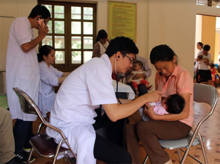 Khám sàng lọc cho trẻ tại điểm khám Bệnh viện Sản nhi tỉnh. 

