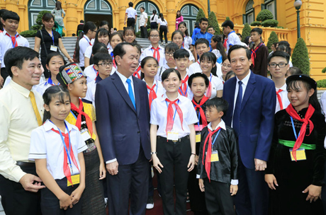 Chủ tịch nước Trần Đại Quang gặp mặt Đoàn đại biểu trẻ em có hoàn cảnh đặc biệt tiêu biểu toàn quốc.