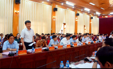 Đồng chí Trần Huy Tuấn - Bí thư Huyện ủy Văn Yên đề xuất giải pháp thực hiện Nghị quyết số 18, 19 trên địa bàn huyện.