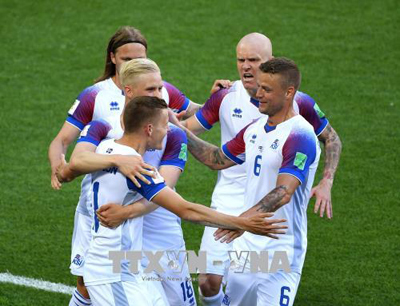 Các cầu thủ đội tuyển Iceland ăn mừng khi cầm hòa Argentina.