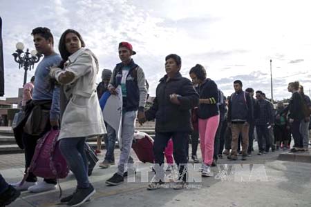 Người di cư tìm kiếm khả năng nhập cư vào Mỹ, chờ đợi tại khu vực Tijuana thuộc biên giới Mỹ-Mexico ngày 12/11/2017.