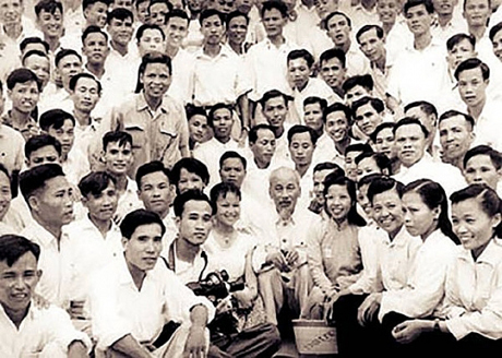 Chủ tịch Hồ Chí Minh với các nhà báo vào năm 1960.