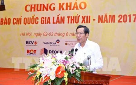 Chủ tịch Hội Nhà báo Việt Nam Thuận Hữu, Chủ tịch Hội đồng giải Báo chí Quốc gia công bố hoàn thành chấm chung khảo giải Báo chí Quốc gia lần thứ 12, năm 2017.
