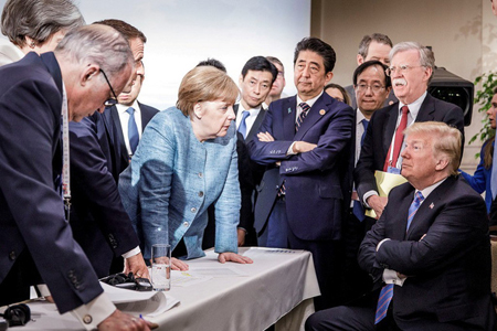 Tổng thống Mỹ Donald Trump (ngồi bên phải) và các lãnh đạo G7 khác trong bức ảnh diễn tả căng thẳng đối đầu giữa 6 lãnh đạo còn lại với người đứng đầu Nhà Trắng.