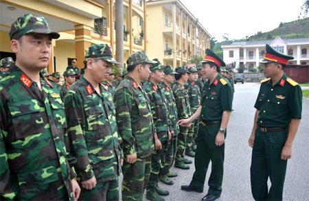 Đồng chí Đại tá Nguyễn Như Bách - Phó Chủ nhiệm Chính trị Quân khu 2 trực tiếp nắm tư tưởng, kiểm tra nhận thức chính trị QNCN.