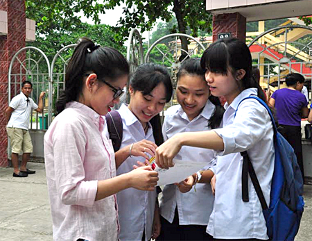Các thí sinh trao đổi bài sau buổi thi tại điểm thi Trường THPT Nguyễn Huệ, thành phố Yên Bái, kỳ thi THPT quốc gia 2017.
