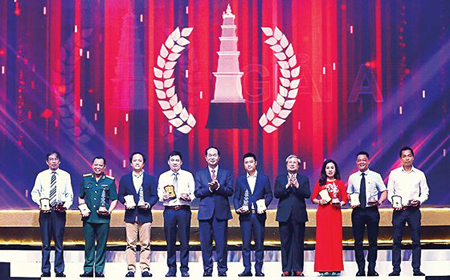 Chủ tịch nước Trần Đại Quang và Thường trực Ban Bí thư Trần Quốc Vượng trao Giải A cho các tác giả.