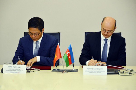 Bộ trưởng Bộ Công Thương Trần Tuấn Anh và Bộ trưởng Bộ Năng lượng Azerbaijan Parviz Shakhbazov tại cuộc họp.