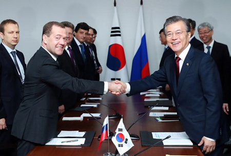 Tổng thống Hàn Quốc Moon Jae-in (phải) và Thủ tướng Nga Dmitry Medvedev