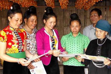 Cán bộ chuyên trách dân số xã Hạnh Sơn, huyện Văn Chấn tuyên truyền nhóm nhỏ tại thôn, bản.