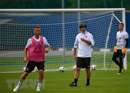Huấn luyện viên Joachim Loew (giữa) trong buổi tập luyện của đội tuyển Đức ở Moskva, Nga.